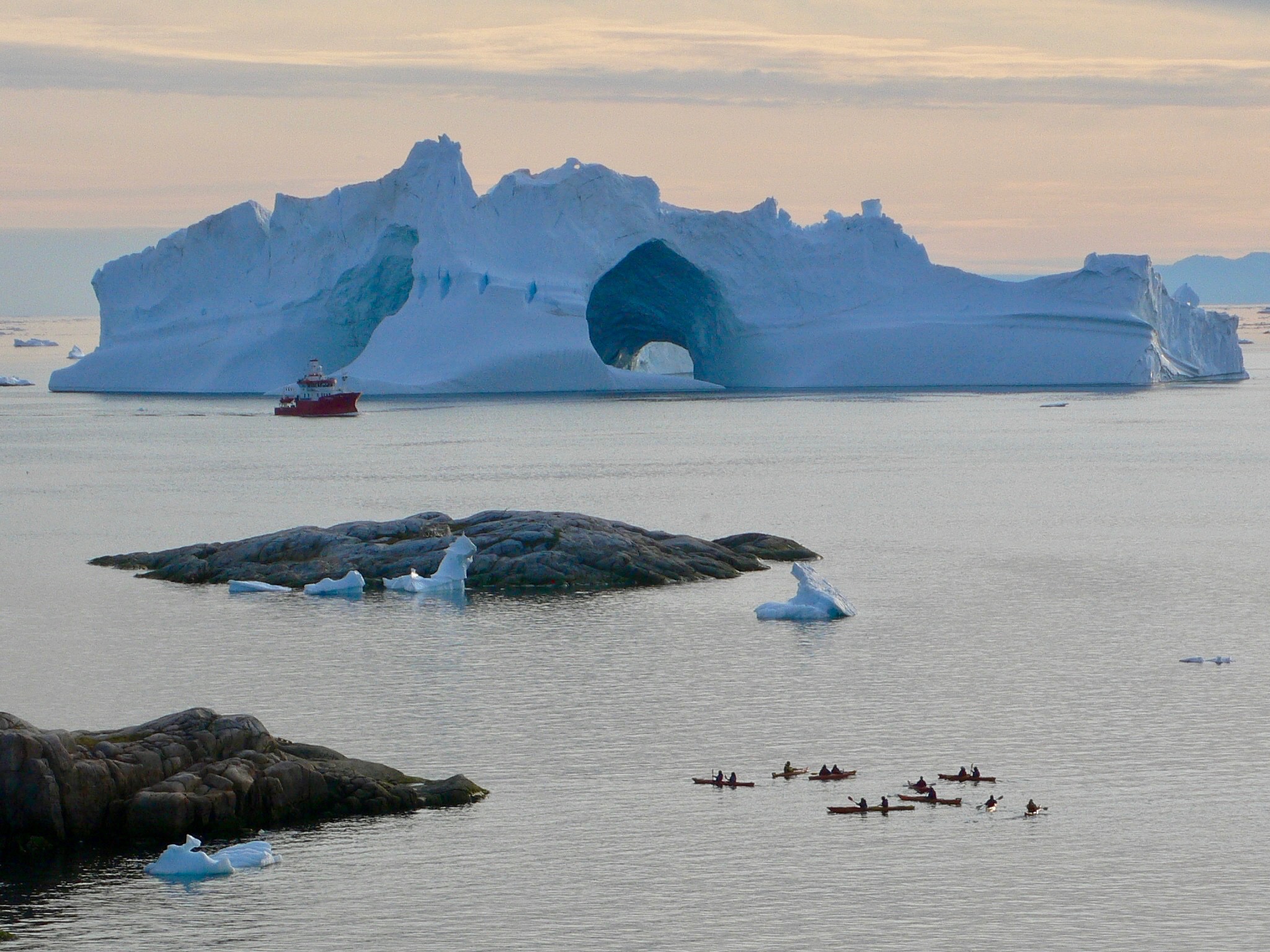 uploads/anh-dienden-dulich/greenland/a-really-big-iceberg-floating-by-ilulissat.jpg